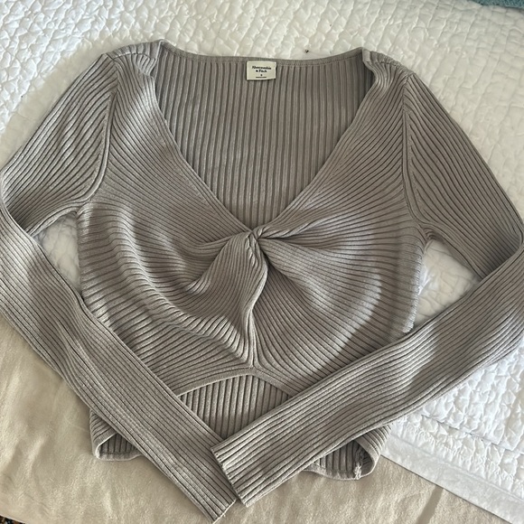 Abercrombie and Fitch Twist Front Sweater Top Brand new - light taupe small - Picture 3 of 3